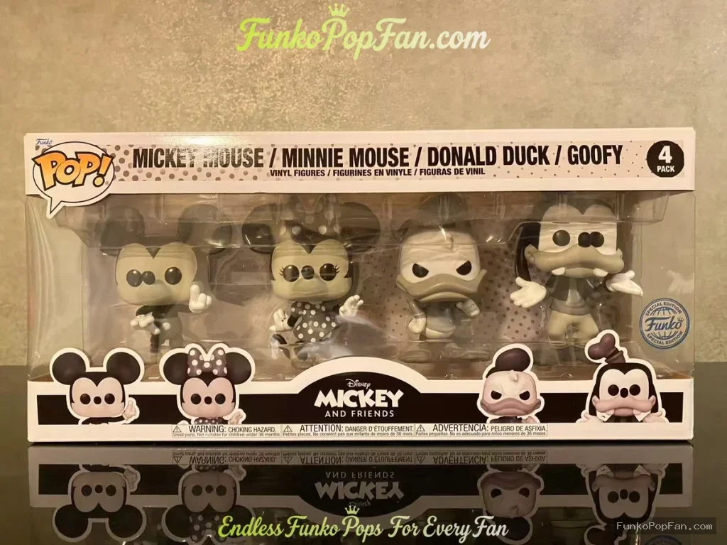 Disney Mickey and Friends #4 Mickey Mouse / Minnie Mouse / Donald Duck / Goofy Vinyl Figure Bobblehead Vaulted Collectible With Protector Funko Pop Figure